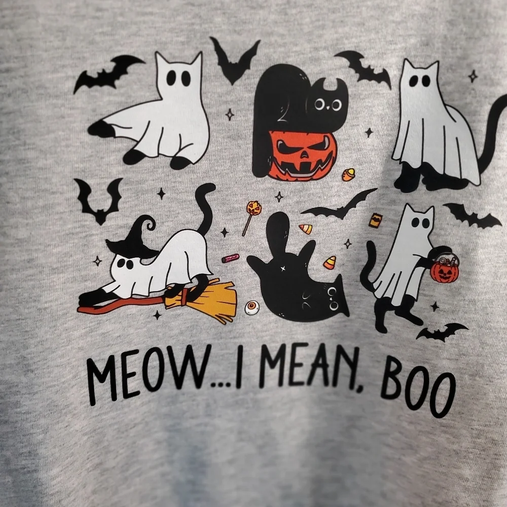 No Boundaries Light Gray Halloween Cat Graphic Tee